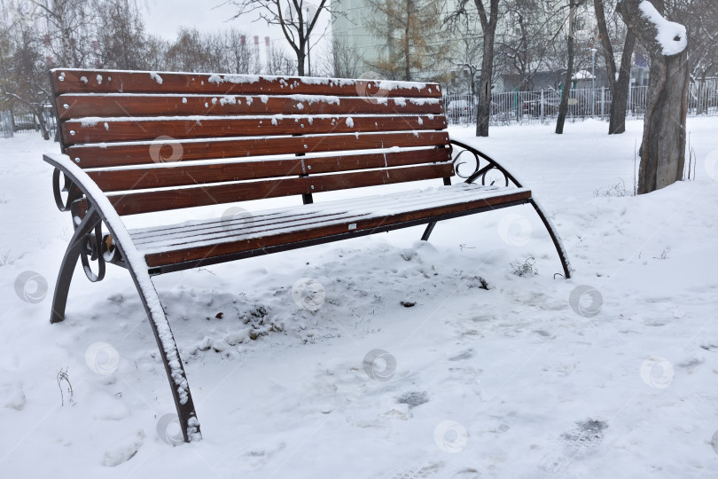 Скачать Снежная скамейка в зимнем парке, отдых в парке фотосток Ozero