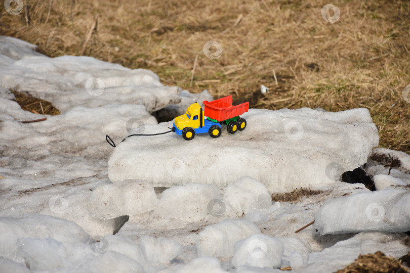 Скачать игрушка в снегу, игрушечная машинка в снегу фотосток Ozero