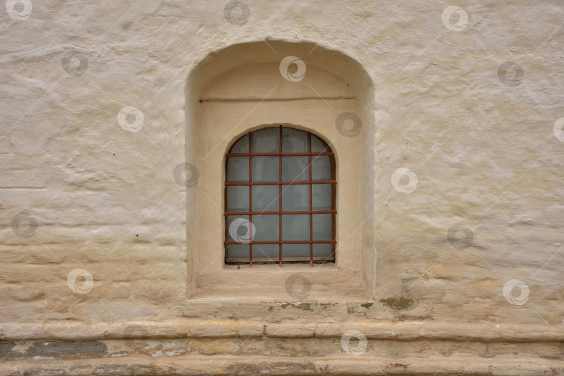Скачать окно с решеткой в крепостной стене, бойница с решеткой фотосток Ozero
