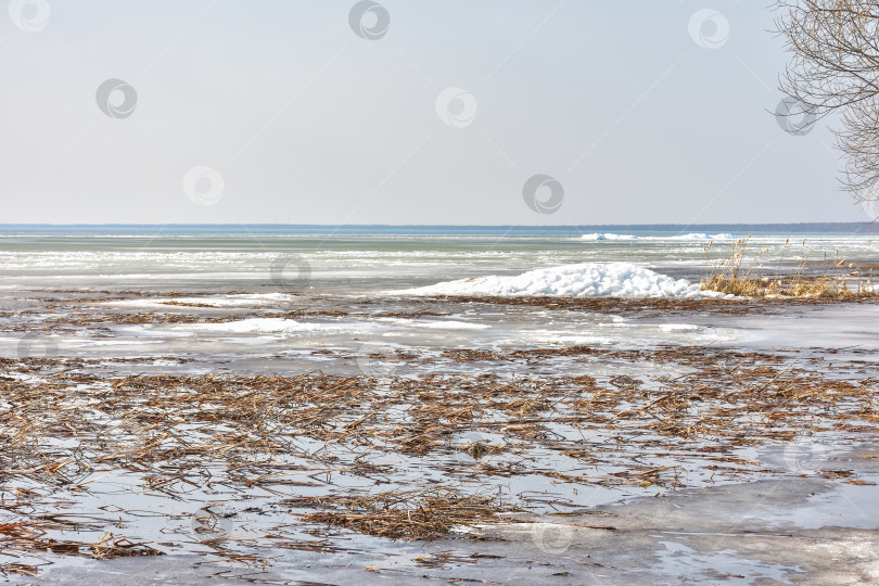 Скачать вид на озеро во льду, лед на озере, пейзаж замерзшего озера фотосток Ozero