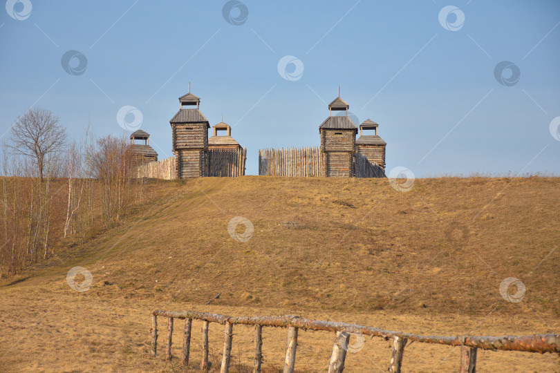 Скачать деревянная крепость в поле, древнерусское деревянное строение, деревенская башня в поле фотосток Ozero