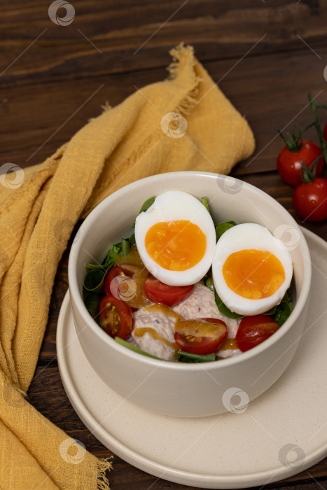 Скачать Легкий полезный салат с тунцом, шпинатом, помидорами и вареным яйцом фотосток Ozero