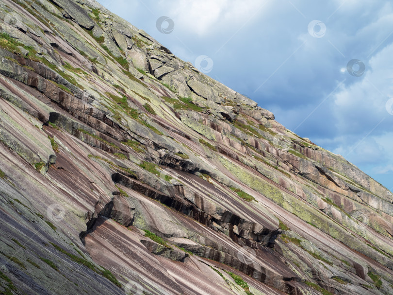 Скачать Древние каменные пласты, диагональное дно мирового океана, разломы, скалы. фотосток Ozero