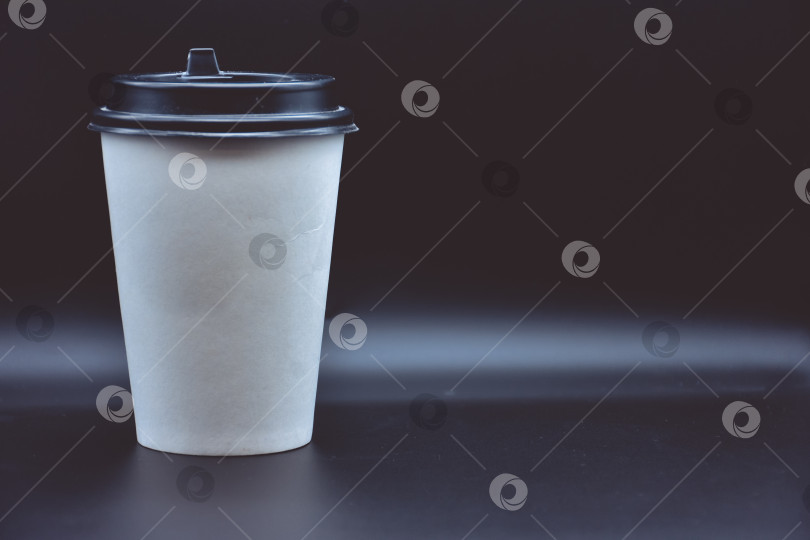Скачать белый бумажный стаканчик для кофе на черном фоне фотосток Ozero