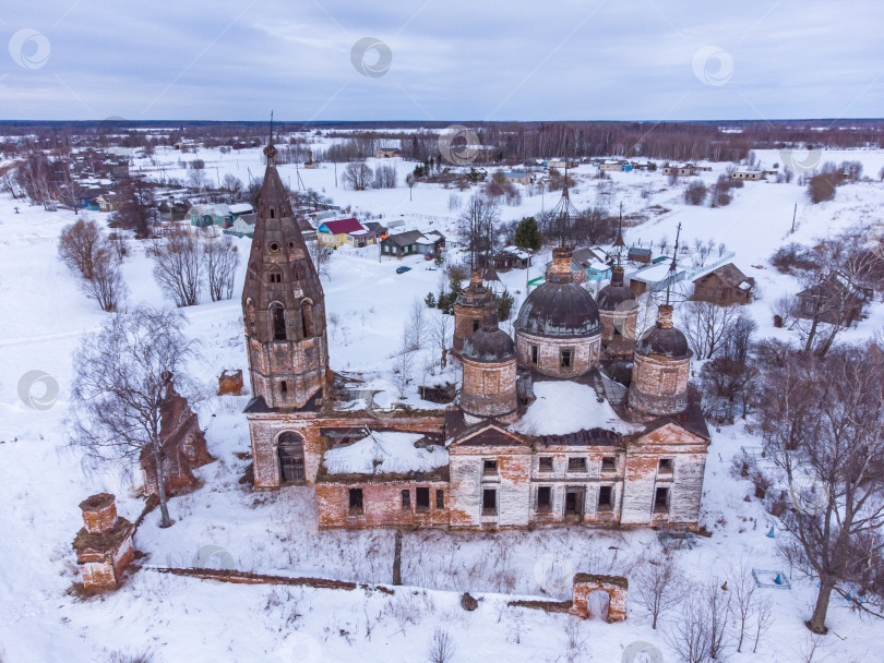 Скачать заброшенная православная церковь сверху, вид сверху на заброшенную церковь фотосток Ozero