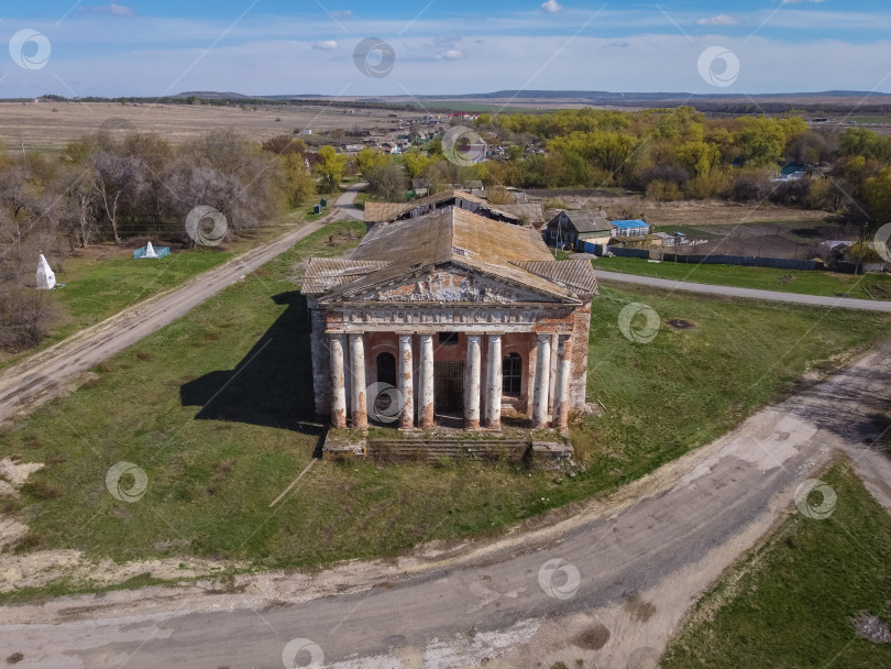 Скачать заброшенная православная церковь, заброшенный храм с колоннами фотосток Ozero