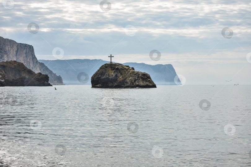 Скачать скалистый берег Черного моря, пейзаж со скалами на берегу моря, скалы, торчащие из моря фотосток Ozero