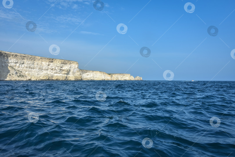 Скачать скалистый берег Черного моря, пейзаж со скалами на берегу моря, скалы, выступающие из моря фотосток Ozero