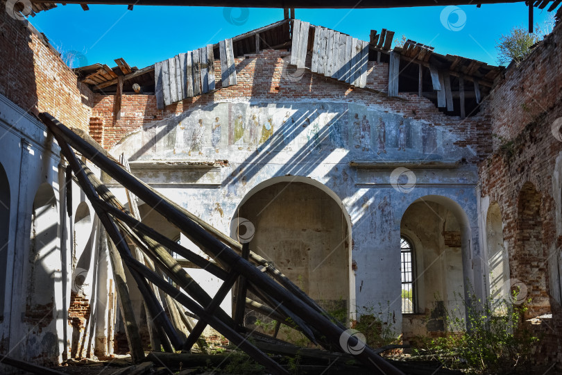 Скачать интерьер заброшенного и разрушенного здания, полуразрушенная церковь в России фотосток Ozero