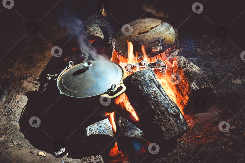 Скачать еда готовится в кастрюле на огне фотосток Ozero