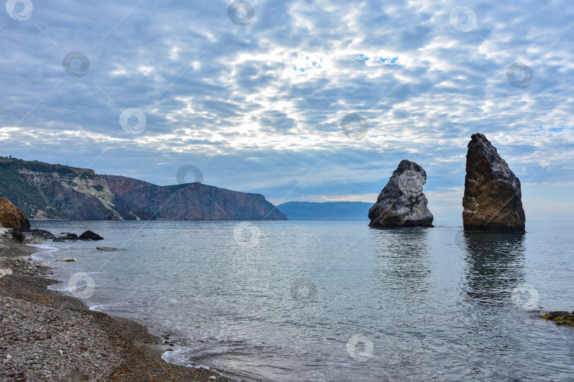 Скачать скалистый берег Черного моря, пейзаж со скалами на берегу моря, скалы, торчащие из моря фотосток Ozero