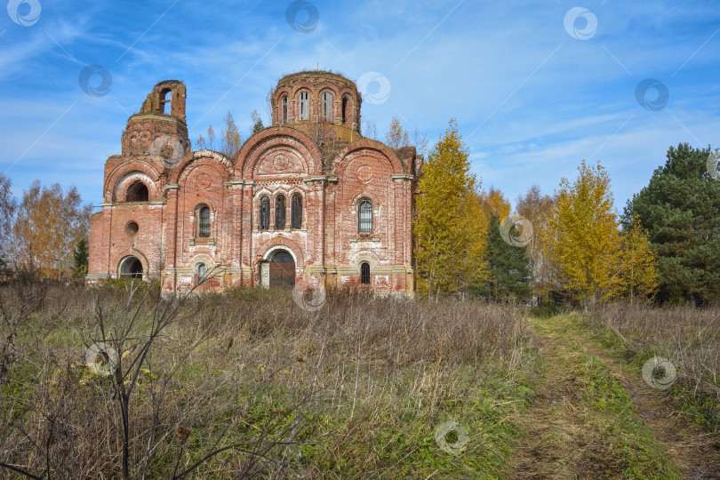 Скачать заброшенная христианская церковь из красного кирпича в глубине России, заброшенное здание в дикой местности фотосток Ozero