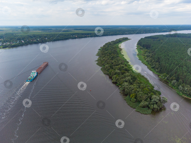 Скачать Полет над рекой, река в лесу с высоты птичьего полета фотосток Ozero