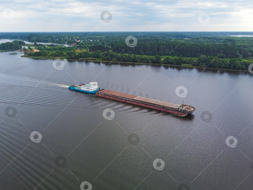 Скачать Полет над рекой, река в лесу с высоты птичьего полета фотосток Ozero