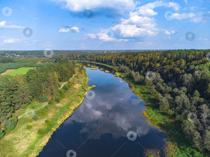 Скачать Полет над рекой, река в лесу с высоты птичьего полета фотосток Ozero