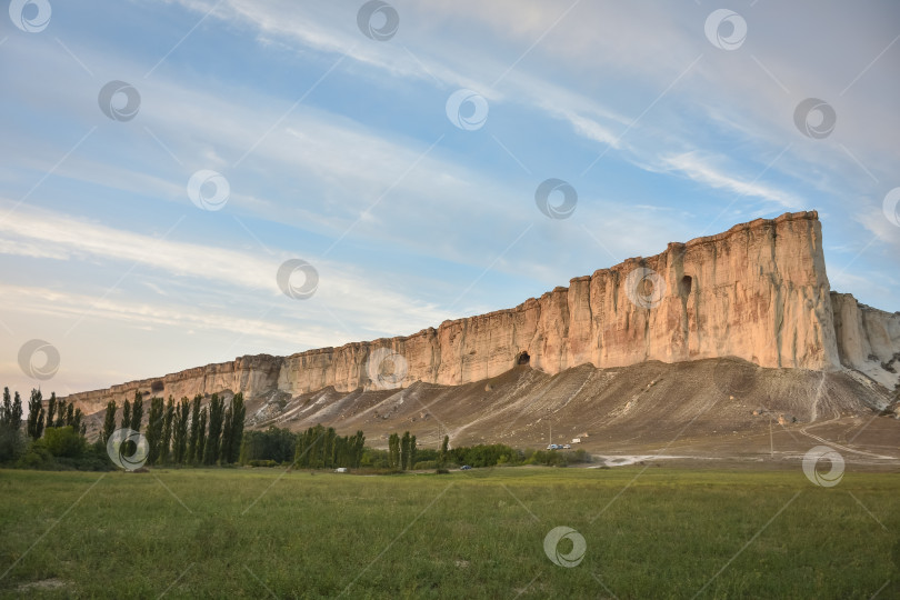 Скачать белая скала летом на фоне неба фотосток Ozero