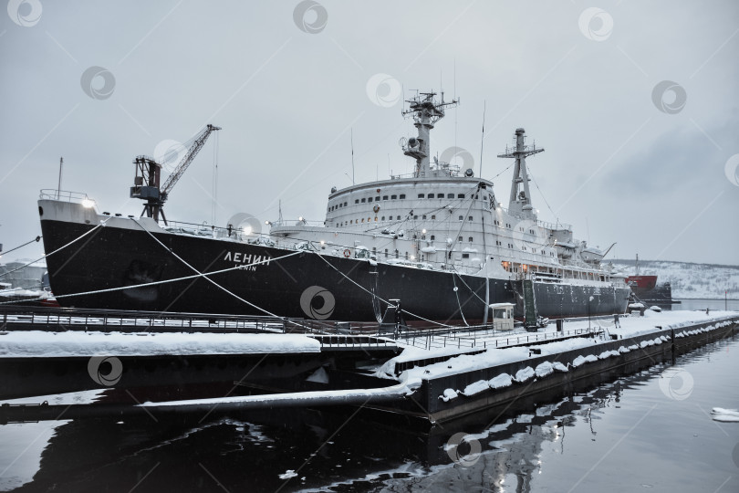 Скачать Мурманск, Россия - 7 марта 2021 года: атомный ледокол "Ленин" пришвартован зимой в Мурманске фотосток Ozero