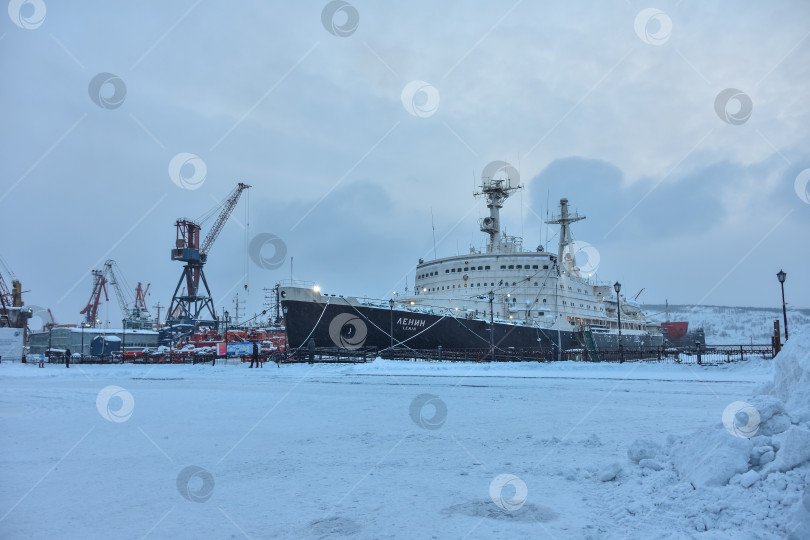 Скачать Мурманск, Россия - 7 марта 2021 года: атомный ледокол "Ленин" пришвартован зимой в Мурманске. фотосток Ozero