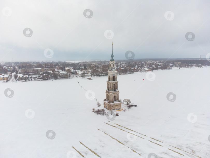 Скачать Колокольня посреди замерзшего озера, вид сверху фотосток Ozero