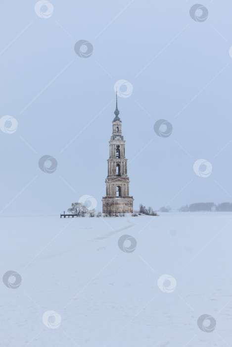 Скачать Колокольня посреди замерзшего озера фотосток Ozero