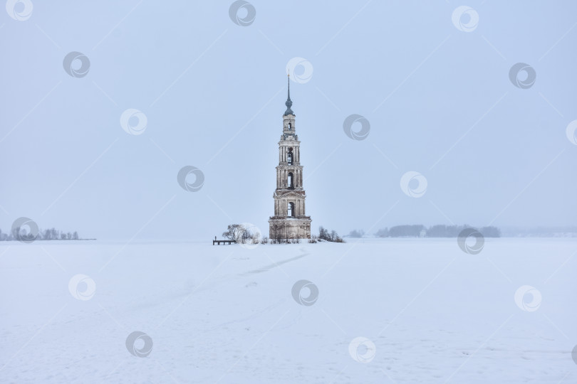 Скачать Колокольня посреди замерзшего озера фотосток Ozero