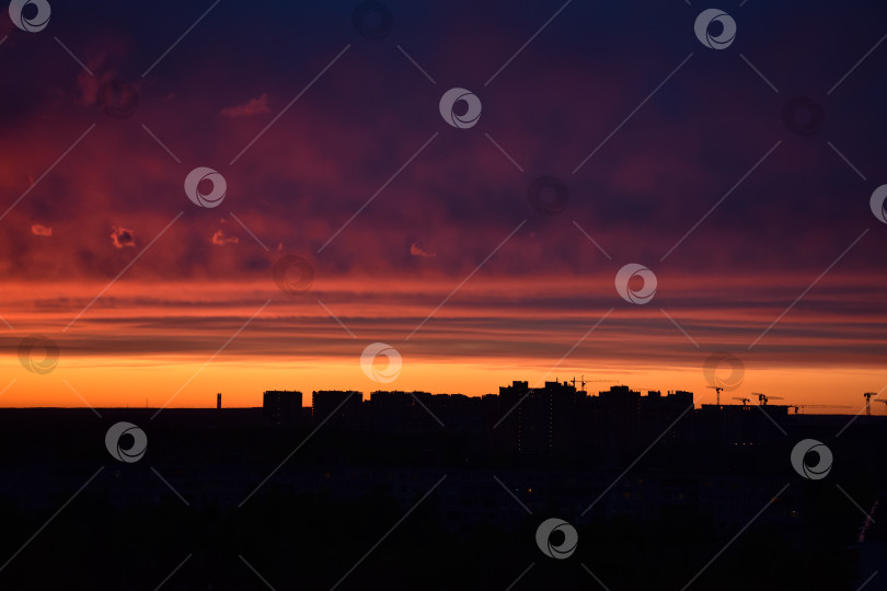 Скачать Красочный закат над городом, яркое разноцветное небо над городом фотосток Ozero