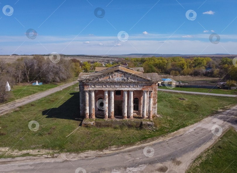 Скачать заброшенная православная церковь, заброшенный храм с колоннами фотосток Ozero