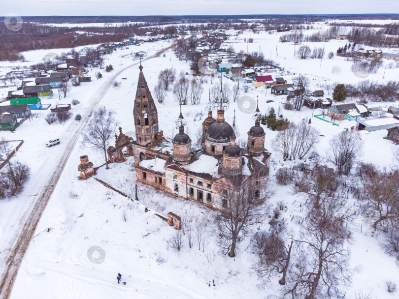 Скачать заброшенная православная церковь сверху, вид сверху на заброшенную церковь фотосток Ozero