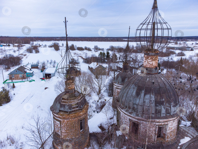 Скачать заброшенная православная церковь сверху, вид сверху на заброшенную церковь фотосток Ozero