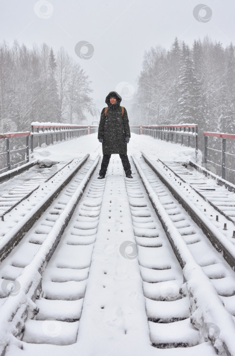 Скачать девушка стоит на железной дороге в снегу фотосток Ozero