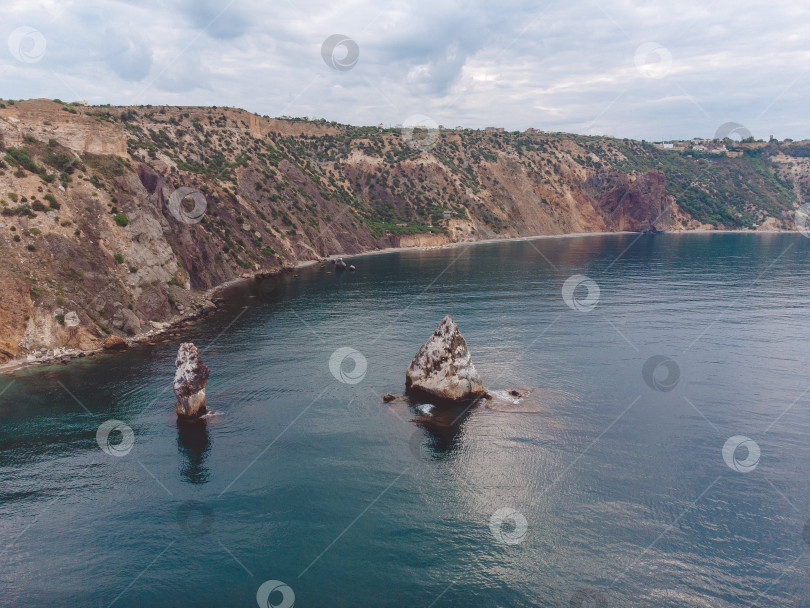 Скачать скалистый берег Черного моря, пейзаж со скалами на берегу моря, скалы, торчащие из моря фотосток Ozero