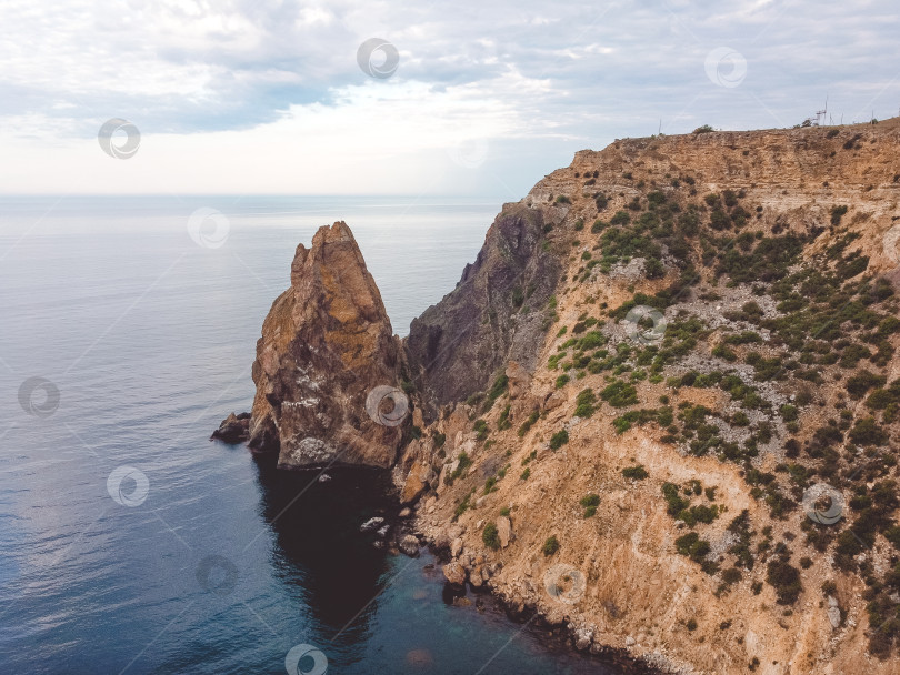 Скачать скалистый берег Черного моря, пейзаж со скалами на берегу моря, скалы, торчащие из моря фотосток Ozero