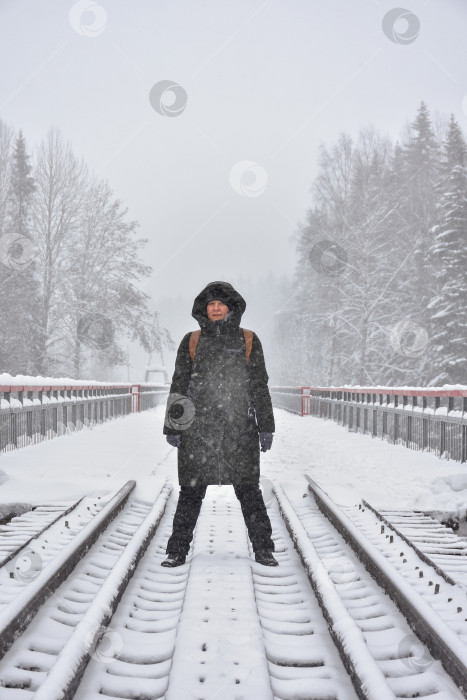 Скачать девушка стоит на железной дороге в снегу фотосток Ozero