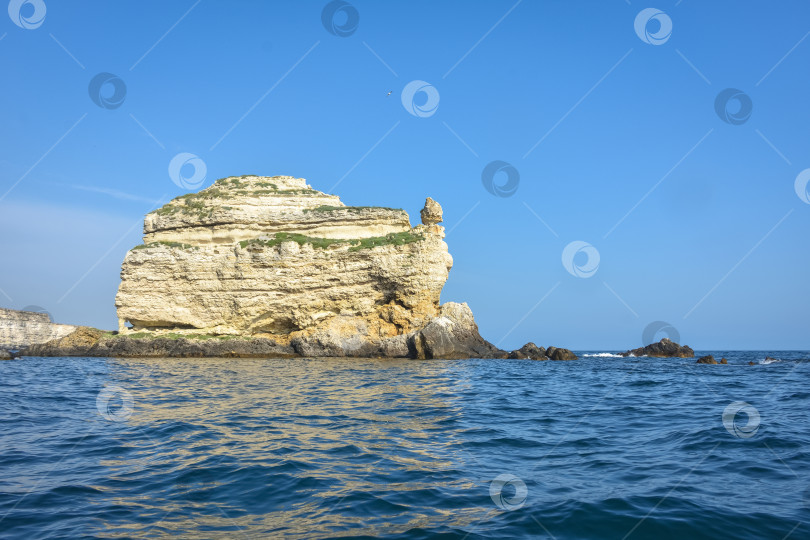 Скачать скалистый берег Черного моря, пейзаж со скалами на берегу моря, скалы, торчащие из моря фотосток Ozero