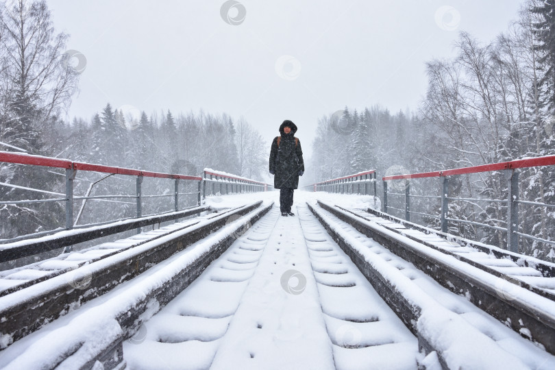 Скачать девушка стоит на железной дороге в снегу фотосток Ozero