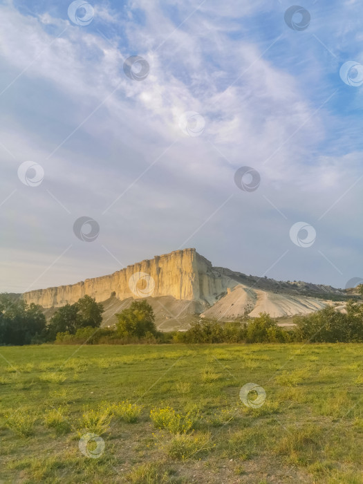 Скачать Белая скала в Крыму. Белая скала - достопримечательности Крыма. Высокая скала- Скалистая гора. Белая скала на фоне красивого заката фотосток Ozero