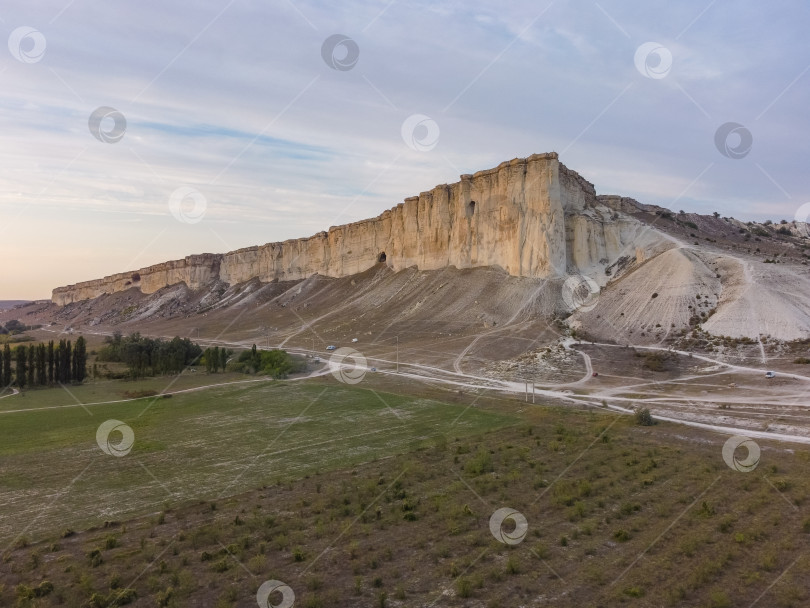 Скачать Белая скала в Крыму. Белая скала - достопримечательности Крыма. Высокая скала- Скалистая гора. Белая скала на фоне красивого заката фотосток Ozero