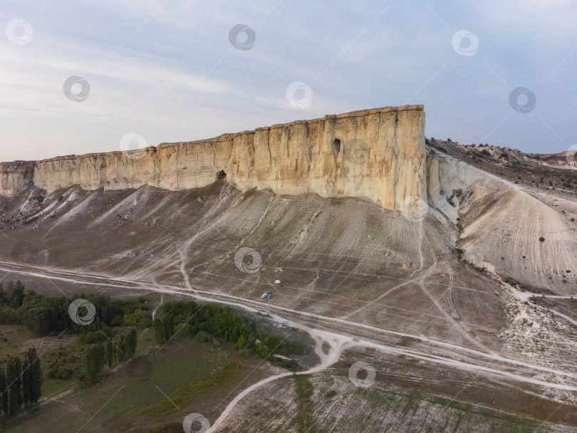 Скачать Белая скала в Крыму. Белая скала - достопримечательности Крыма. Высокая скала- Скалистая гора. Белая скала на фоне красивого заката фотосток Ozero