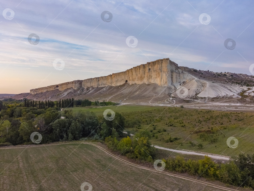 Скачать Белая скала в Крыму. Белая скала - достопримечательности Крыма. Высокая скала- Скалистая гора. Белая скала на фоне красивого заката фотосток Ozero