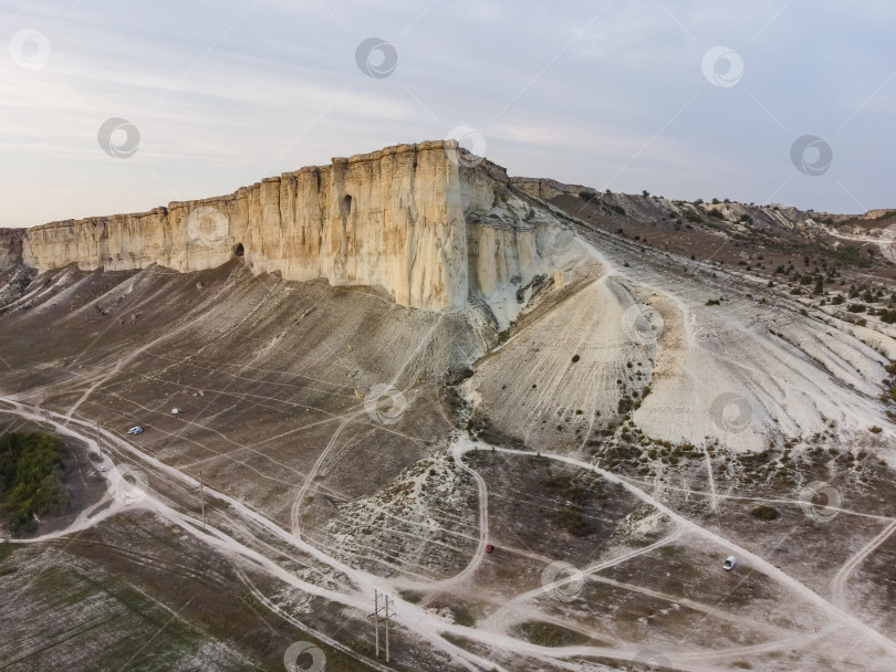 Скачать Белая скала в Крыму. Белая скала - достопримечательности Крыма. Высокая скала- Скалистая гора. Белая скала на фоне красивого заката фотосток Ozero