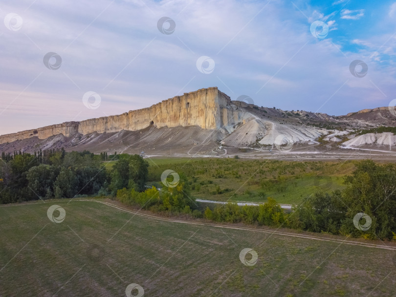 Скачать Белая скала в Крыму. Белая скала - достопримечательности Крыма. Высокая скала- Скалистая гора. Белая скала на фоне красивого заката фотосток Ozero