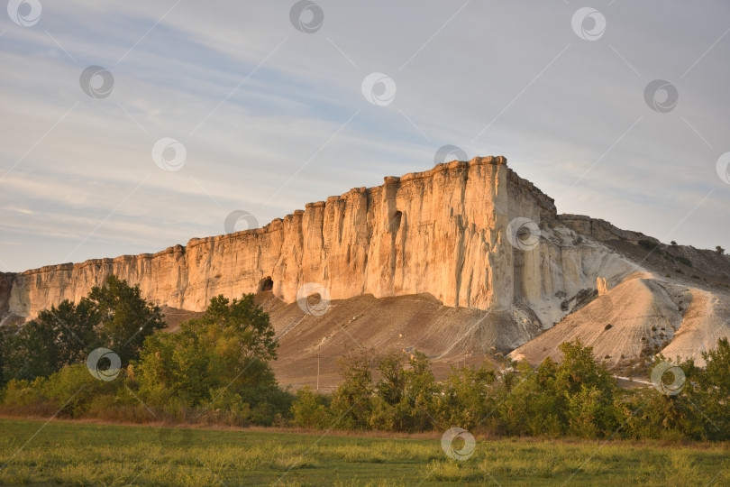 Скачать Белая скала в Крыму. Белая скала - достопримечательности Крыма. Высокая скала- Скалистая гора. Белая скала на фоне красивого заката фотосток Ozero