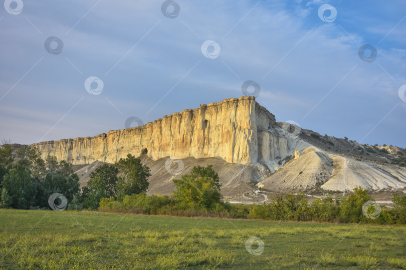 Скачать Белая скала в Крыму. Белая скала - достопримечательности Крыма. Высокая скала- Скалистая гора. Белая скала на фоне красивого заката фотосток Ozero