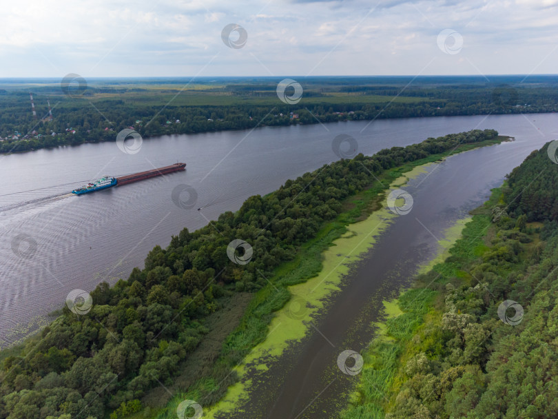 Скачать Полет над рекой, река в лесу с высоты птичьего полета фотосток Ozero