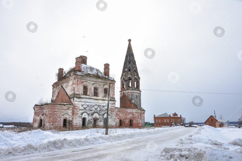 Скачать Заброшенная церковь зимой, заброшенный храм в глубинке России фотосток Ozero