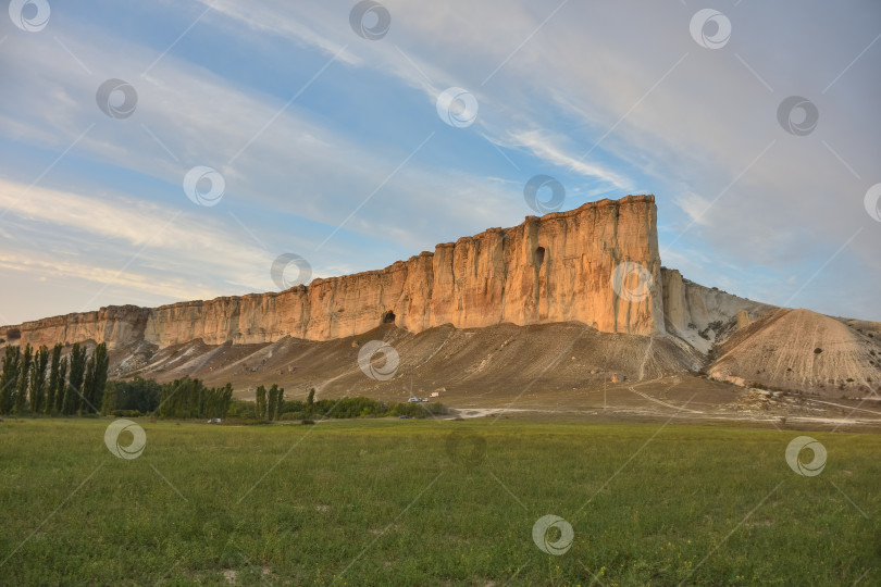 Скачать белая скала летом на фоне неба фотосток Ozero