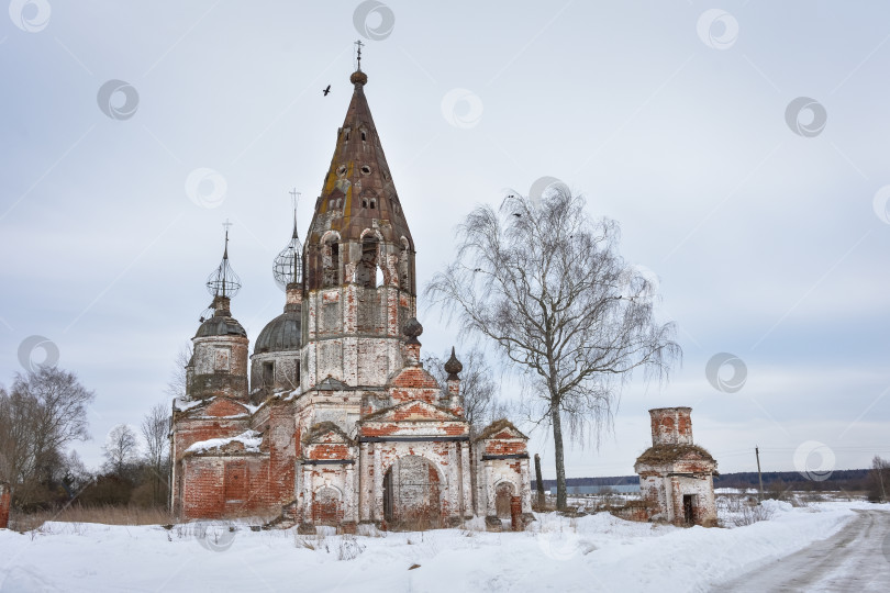 Скачать Заброшенная церковь зимой, заброшенный храм в глубинке России фотосток Ozero