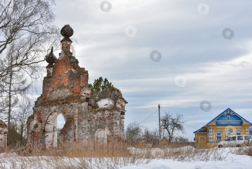 Скачать заброшенные церковные ворота в глубинке России фотосток Ozero