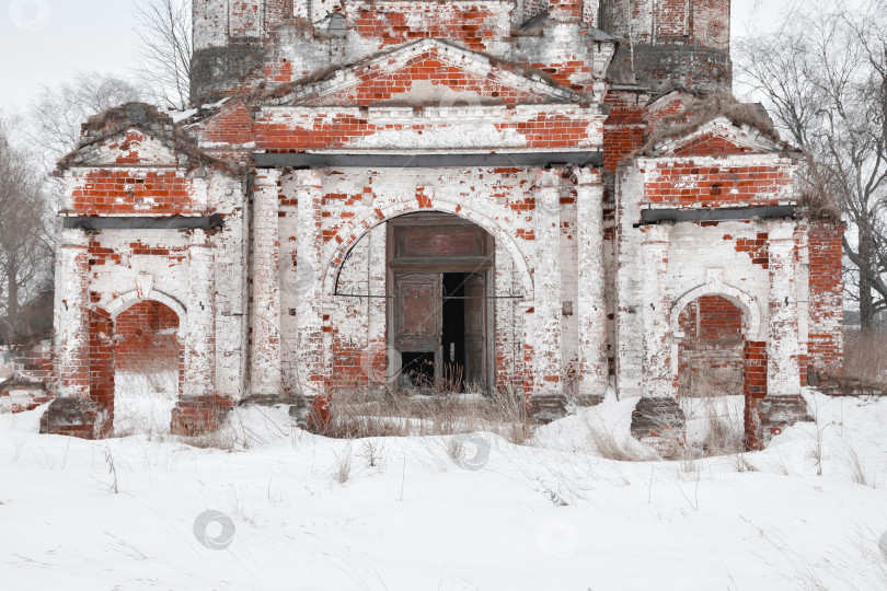 Скачать дверь в заброшенной церкви, вход в заброшенный храм фотосток Ozero