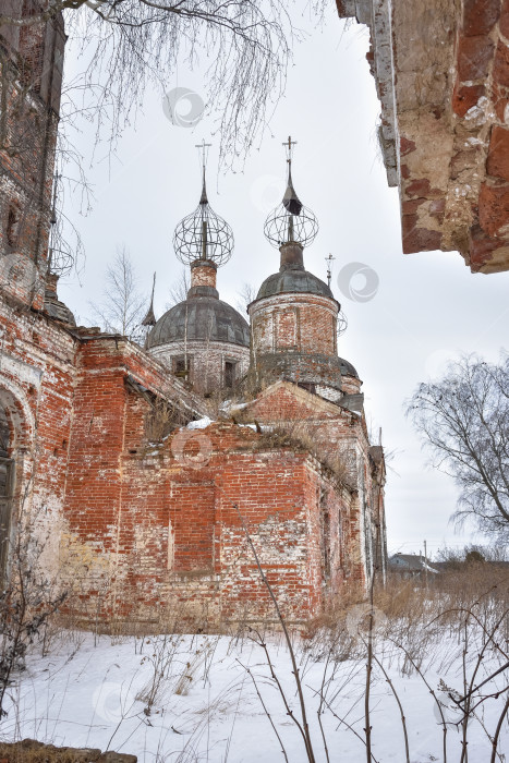 Скачать дверь в заброшенной церкви, вход в заброшенный храм фотосток Ozero